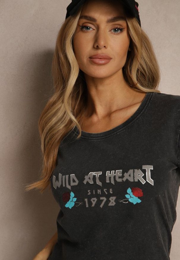 Renee - Czarny T-shirt z Bawełny Ozdobiony Nadrukiem Savetelle. Okazja: na co dzień. Kolor: czarny. Materiał: bawełna. Wzór: aplikacja, nadruk. Sezon: lato, wiosna. Styl: casual