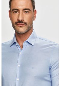 Calvin Klein - Koszula bawełniana. Okazja: na co dzień. Typ kołnierza: kołnierzyk klasyczny. Kolor: niebieski. Materiał: bawełna. Długość rękawa: długi rękaw. Długość: długie. Styl: elegancki, casual, klasyczny #1