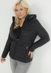 Born2be - Czarna Kurtka Pikowana Stelle. Okazja: na co dzień. Kolekcja: plus size. Kolor: czarny. Długość: długie. Wzór: gładki. Materiał: materiał, tkanina. Długość rękawa: długi rękaw. Sezon: zima, jesień. Styl: casual #8