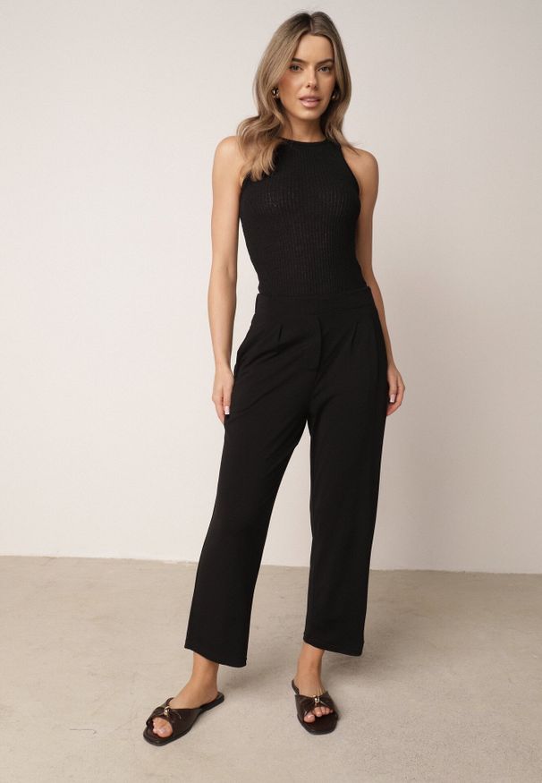 Born2be - Czarne Spodnie z Eleganckimi Zakładkami i Nogawkami o Długości 3/4 Dorasea. Okazja: do pracy, na co dzień. Kolekcja: plus size. Kolor: czarny. Styl: elegancki