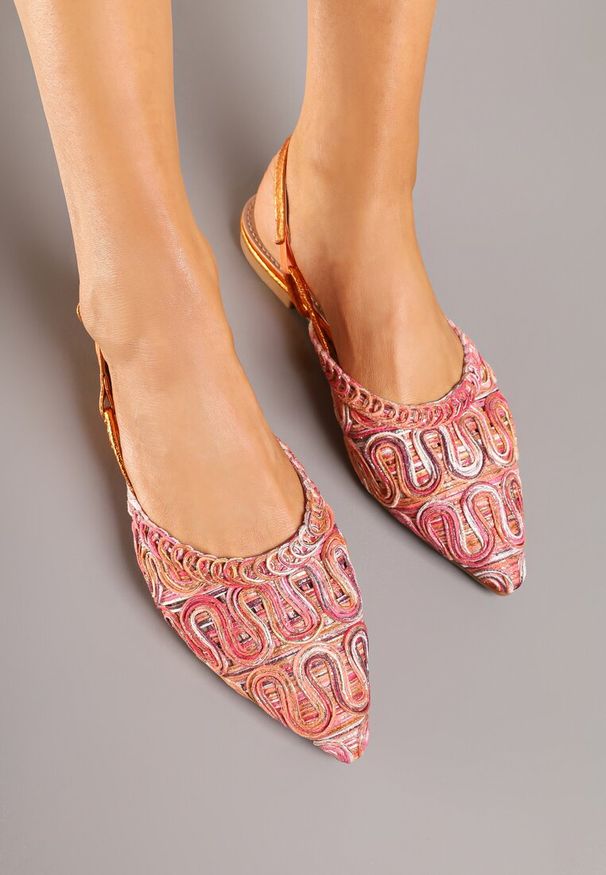 Renee - Pomarańczowe Sandały Slingback Vices z Metalicznymi Zdobieniami Janavie. Okazja: na co dzień. Zapięcie: sprzączka. Kolor: pomarańczowy. Wzór: aplikacja. Sezon: lato. Obcas: na obcasie. Styl: elegancki, casual. Wysokość obcasa: niski