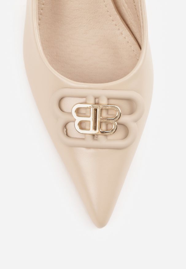 Renee - Ciemnobeżowe Czółenka Sandały Vices na Kaczuszce Typu Slingback Ozdobione Metaliczną Aplikacją Lilarunea. Okazja: na co dzień. Kolor: beżowy. Materiał: jeans. Wzór: aplikacja. Sezon: lato. Obcas: na szpilce. Styl: elegancki, casual