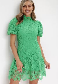 Born2be - Zielona Koronowa Sukienka ze Stójką i Bufiastym Rękawem Suminori. Typ kołnierza: kołnierzyk stójkowy. Kolor: zielony. Materiał: koronka. Długość: mini #1