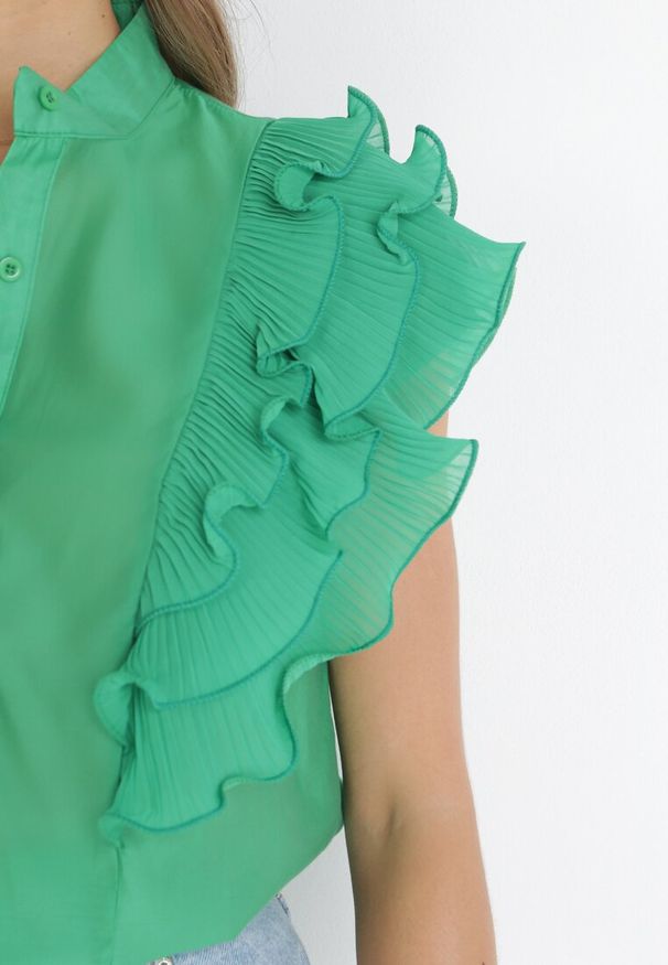 Born2be - Zielona Koszulowa Bluzka z Plisowaną Falbaną na Ramionach Shyllita. Typ kołnierza: kołnierz z falbankami. Kolor: zielony. Sezon: wiosna, lato