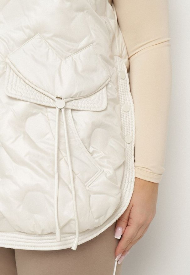 Born2be - Jasnobeżowa Kamizelka Pikowana z Ozdobnymi Kieszonkami z Kapturem Embia. Okazja: na co dzień, na spacer. Typ kołnierza: kaptur. Kolekcja: plus size. Kolor: beżowy. Materiał: jeans. Sezon: jesień. Styl: casual, elegancki
