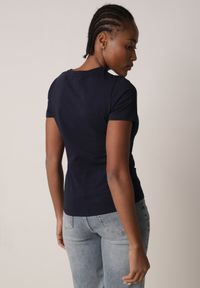 Born2be - Granatowy Bawełniany T-shirt w Klasycznym Stylu Nedila. Kolor: niebieski. Materiał: bawełna. Długość: długie. Styl: klasyczny #2