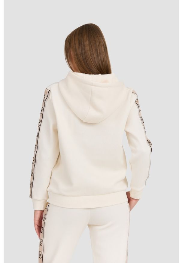 Guess - GUESS Beżowa damska bluza Carla Hooded. Kolor: beżowy. Materiał: bawełna, poliester, materiał