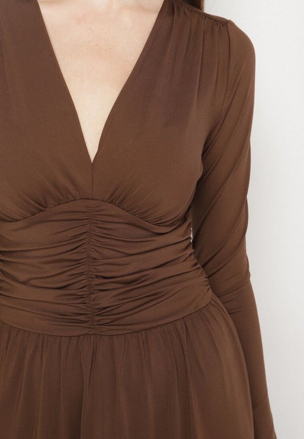 Born2be - Brązowa Marszczona Sukienka Taliowana z Wiskozą z Dekoltem V i Długim Rękawem Emirie. Okazja: na co dzień, na spotkanie biznesowe. Typ kołnierza: dekolt w kształcie V. Kolor: brązowy. Materiał: wiskoza. Długość rękawa: długi rękaw. Styl: biznesowy, casual