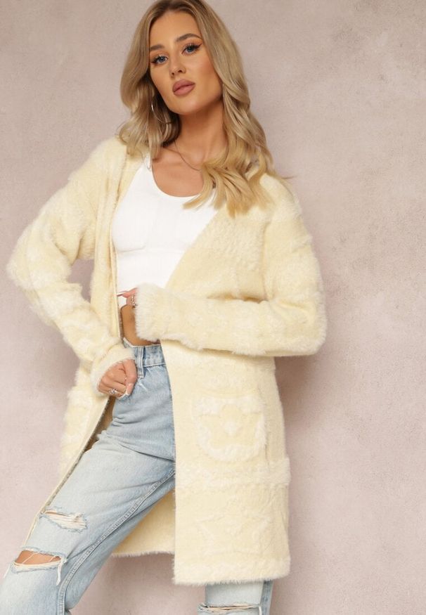 Renee - Jasnobeżowy Długi Kardigan Puszysty Aborra. Kolekcja: plus size. Kolor: beżowy. Materiał: dzianina, tkanina. Długość: długie. Wzór: aplikacja