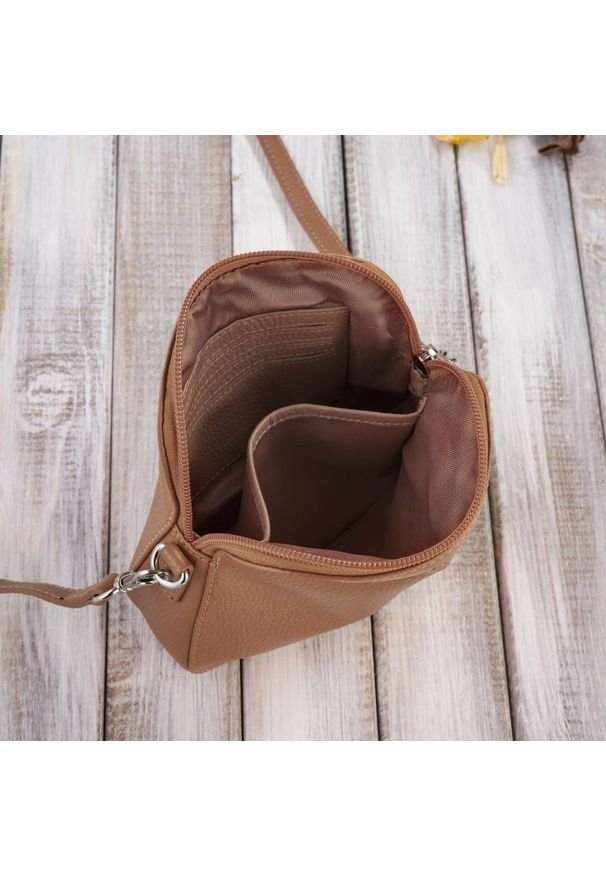 Listonoszka skórzana PAOLO PERUZZI IN-61-CG koniakowa. Sezon: wiosna, zima, jesień, lato. Materiał: skórzane. Rodzaj torebki: na ramię