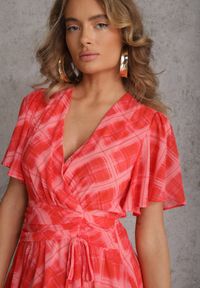 Renee - Różowa Sukienka Rozkloszowana z Kopertowym Dekoltem w Abstrakcyjny Wzór Irinera. Typ kołnierza: dekolt kopertowy. Kolor: różowy. Materiał: poliester. Wzór: nadruk. Typ sukienki: kopertowe #8