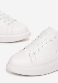 Born2be - Biało-Srebrne Sneakersy Sondos. Nosek buta: okrągły. Kolor: biały. Materiał: skóra ekologiczna. Szerokość cholewki: normalna. Obcas: na platformie