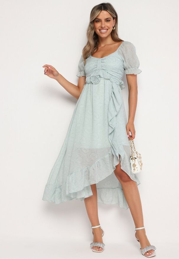 Born2be - Zielona Taliowana Sukienka z Bufiastymi Rękawami Ozdobiona Broszką i Falbanką Timadea. Kolor: zielony. Materiał: materiał. Wzór: aplikacja. Styl: elegancki