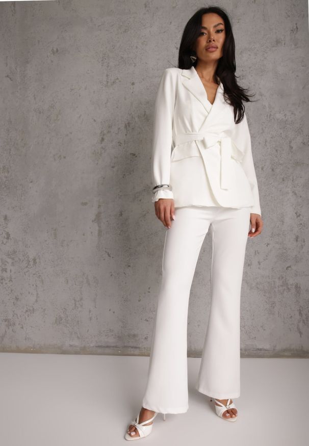 Renee - Biały Komplet o Garniturowym Kroju z Marynarką z Wiązaniem i Spodniami Falestra. Kolor: biały