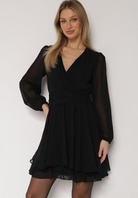 Born2be - Czarna Rozkloszowana Sukienka z Siateczki z Kopertowym Dekoltem Zenessa. Typ kołnierza: dekolt kopertowy. Kolor: czarny. Materiał: poliester, materiał. Typ sukienki: kopertowe #1