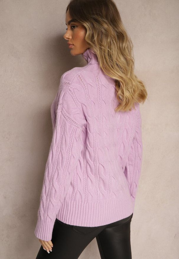 Renee - Fioletowy Golf z Imitacją Splotu ze Ściągaczami Giovarella. Okazja: na spotkanie biznesowe. Typ kołnierza: golf. Kolor: fioletowy. Materiał: jeans. Długość rękawa: długi rękaw. Długość: długie. Wzór: ze splotem. Styl: elegancki, biznesowy