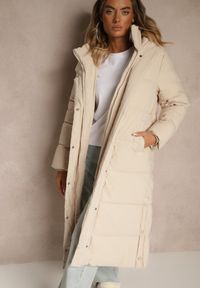 Renee - Jasnobeżowa Zimowa Kurtka z Pikowanymi Przeszyciami Kapturem i Bocznymi Napami Alarisse. Okazja: na imprezę, na co dzień. Kolor: beżowy. Materiał: jeans. Sezon: zima. Styl: casual #7