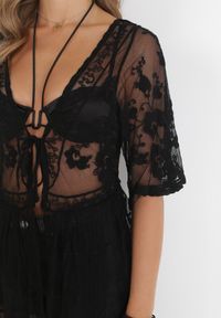 Born2be - Czarna Haftowana Narzutka z Siateczki z Krótkim Rękawem i Sznurkiem w Talii Cateia. Kolor: czarny. Długość rękawa: krótki rękaw. Długość: krótkie. Wzór: haft. Styl: boho, wakacyjny #2