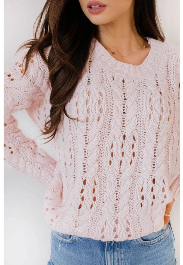 Sukienki.shop - Sweter damski z wełną okrągłym dekoltem i pięknym splotem różowy. Okazja: na co dzień, do pracy. Kolor: różowy. Materiał: wełna. Wzór: ze splotem. Styl: casual, elegancki