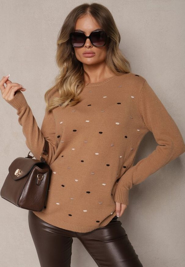 Renee - Ciemnobeżowy Elegancki Sweter z Delikatnymi Haftowanymi Zdobieniami z Przodu Reriala. Okazja: na co dzień. Kolor: beżowy. Materiał: jeans. Długość rękawa: długi rękaw. Długość: długie. Wzór: aplikacja, haft. Styl: elegancki