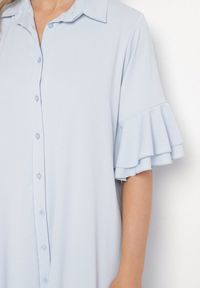 Born2be - Jasnoniebieska Sukienka Koszulowa z Ozdobną Falbanką Daviravie. Okazja: na co dzień. Kolor: niebieski. Typ sukienki: koszulowe. Styl: klasyczny, casual, elegancki #6