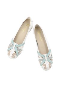 Baleriny damskie Maciejka, cholewka skóra naturalna ozdobne aplikacje wsuwany fason zaokrąglony nosek, białe, P7542-11/00-0. Kolor: biały. Materiał: skóra. Szerokość cholewki: normalna. Wzór: aplikacja #2