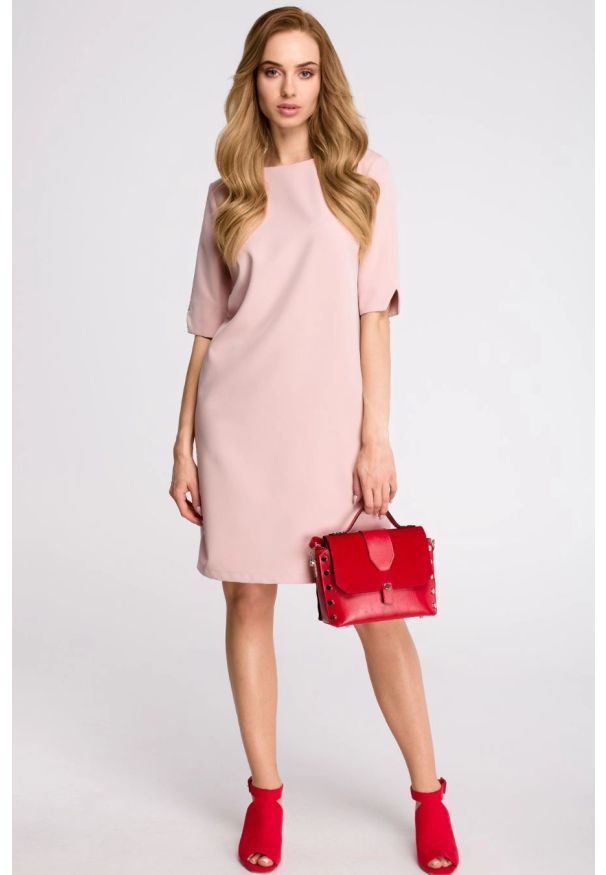 Sukienki.shop - Elegancka sukienka trapezowa midi z dekoltem V z tyłu różowa. Kolor: różowy. Typ sukienki: trapezowe. Styl: elegancki. Długość: midi