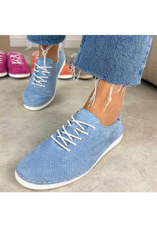 Niebieskie ażurowe skórzane półbuty damskie S.Barski 7080. Okazja: na co dzień. Zapięcie: sznurówki. Kolor: niebieski. Materiał: zamsz, skóra. Szerokość cholewki: normalna. Wzór: ażurowy. Sezon: wiosna, jesień, lato. Styl: casual, elegancki, klasyczny