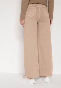 Born2be - Beżowe Szerokie Jeansy z Wysokim Stanem i Postrzępionymi Nogawkami Fyrelreia. Okazja: na co dzień. Stan: podwyższony. Kolor: beżowy. Styl: klasyczny, casual #2