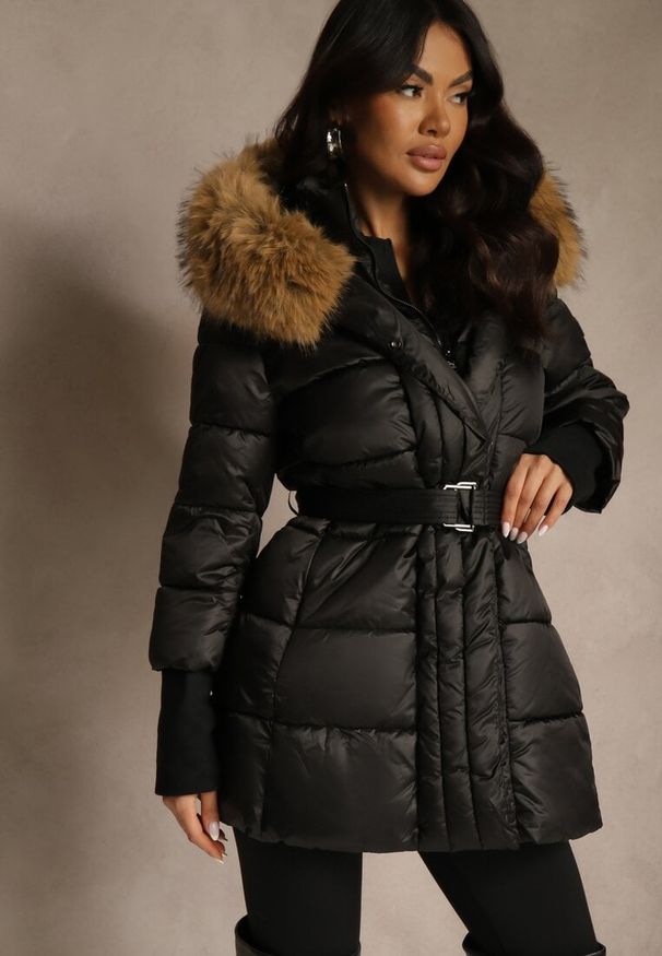 Renee - Czarna Pikowana Kurtka z Paskiem i Kapturem z Futerkiem Lilittia. Kolor: czarny. Materiał: futro. Sezon: zima. Styl: elegancki