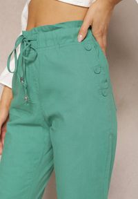 Renee - Zielone Spodnie High Waist ze Sznurkami i Guzikami Arifea. Okazja: na co dzień. Stan: podwyższony. Kolor: zielony. Styl: casual #5