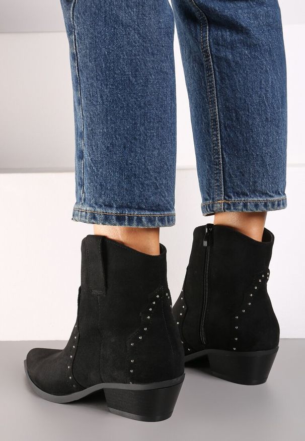 Renee - Czarne Botki w stylu Kowbojek z Ekozamszu i Szpiczastym Noskiem Nevelara. Okazja: na co dzień. Nosek buta: szpiczasty. Kolor: czarny. Materiał: jeans. Obcas: na obcasie. Styl: casual. Wysokość obcasa: średni