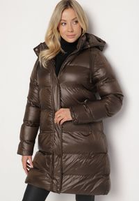 Born2be - Brązowa Pikowana Kurtka o Długim Kroju z Kapturem Kieszeniami i Dwustronnym Suwakiem Sanarose. Okazja: na spacer, na co dzień. Typ kołnierza: kaptur. Kolor: brązowy. Materiał: dzianina, jeans. Długość: długie. Wzór: aplikacja. Styl: casual, elegancki #1