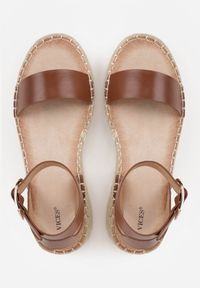 Renee - Brązowe Sandały VICES na Platformie z Plecionki z Szerokim Paskiem z Klamrą Jurelle. Okazja: na spacer. Zapięcie: klamry. Kolor: brązowy. Materiał: jeans, len. Wzór: haft. Sezon: lato. Obcas: na platformie. Styl: boho #3