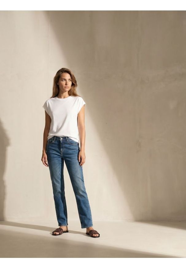 Sinsay - Jeansy comfort straight z efektem sprania - niebieski. Kolor: niebieski
