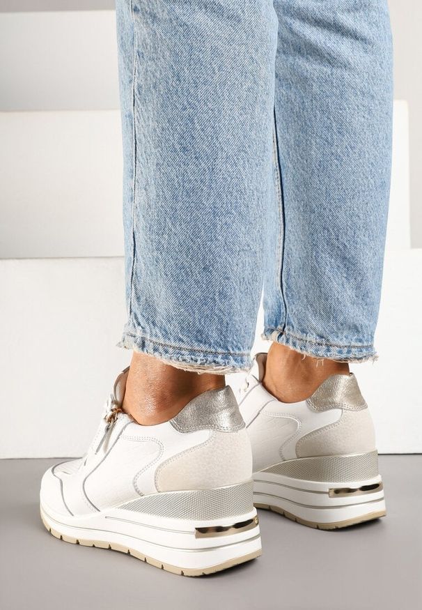 Renee - Białe Sneakersy Skórzane na Koturnie z Ozdobnym Suwakiem Xorivna. Okazja: na co dzień. Kolor: biały. Materiał: skóra. Obcas: na koturnie