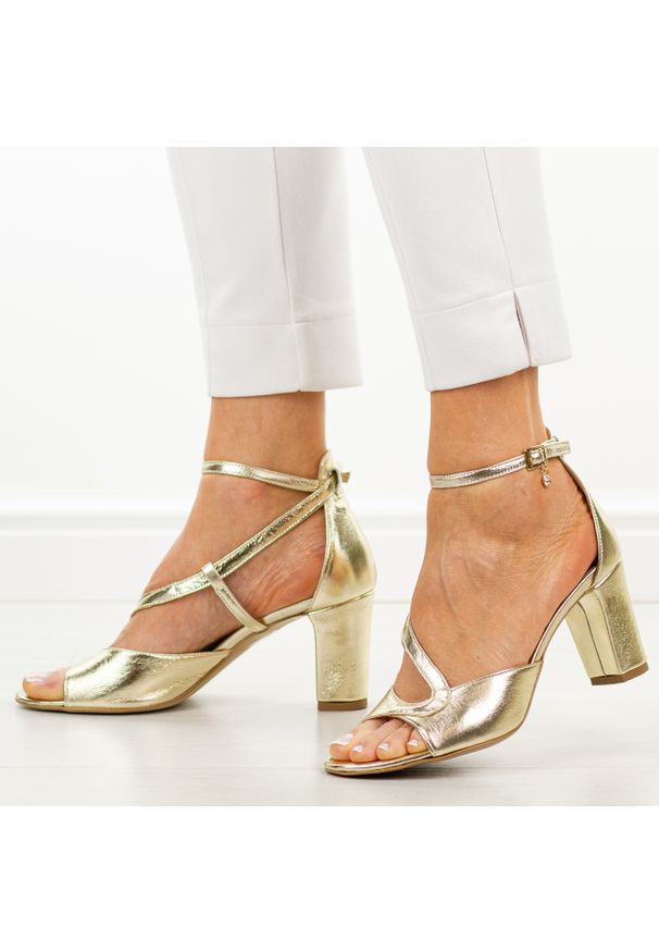 Złote skórzane Polskie sandały damskie Prestige 2313/obl. Zapięcie: pasek. Kolor: złoty. Materiał: skóra. Sezon: wiosna, lato. Obcas: na obcasie. Styl: elegancki, klasyczny, wizytowy. Wysokość obcasa: średni