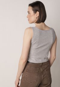 Born2be - Szary Prążkowany Top na Szerokich Ramiączkach z Bawełny Zdobiony Guzikami Bernella. Okazja: na spacer. Kolor: szary. Materiał: prążkowany, bawełna. Długość rękawa: na ramiączkach. Wzór: aplikacja. Sezon: zima, lato. Styl: elegancki #6