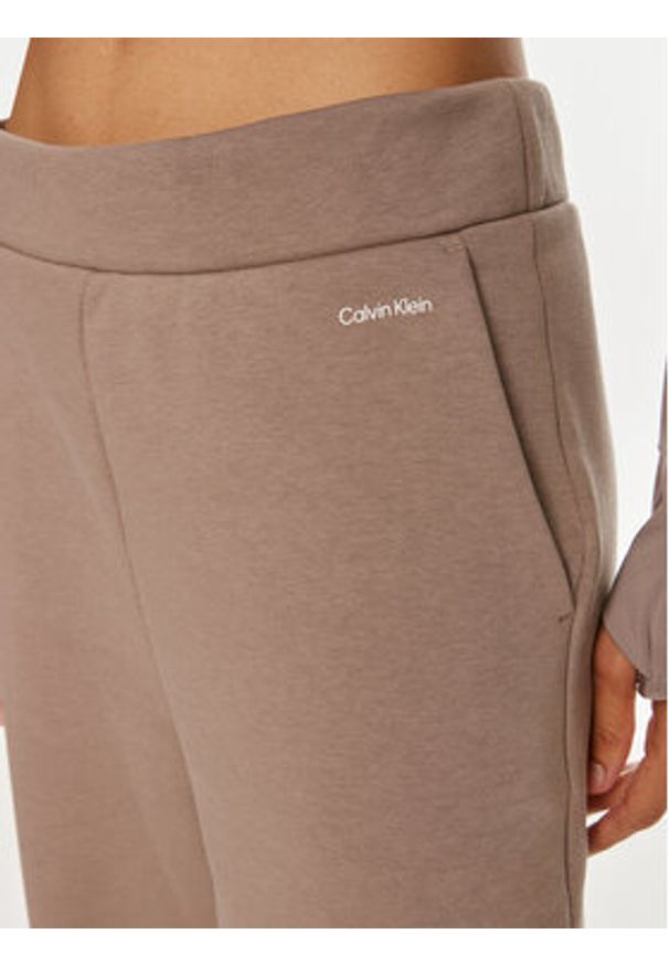 Calvin Klein Spodnie dresowe Nano Logo K20K208330 Beżowy Regular Fit. Kolor: beżowy. Materiał: bawełna, syntetyk