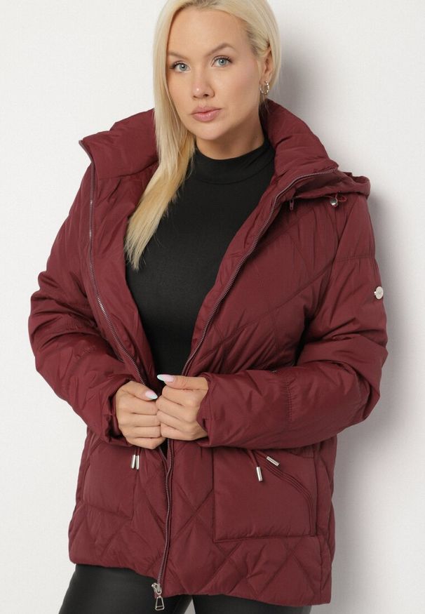 Born2be - Czerwona Pikowana Kurtka z Kapturem i Ozdobnymi Suwakami Carnaye. Okazja: na co dzień, na spacer. Typ kołnierza: kaptur. Kolekcja: plus size. Kolor: czerwony. Materiał: jeans. Styl: sportowy, casual, elegancki