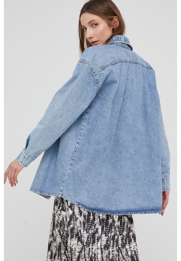 Answear Lab koszula jeansowa damska relaxed z kołnierzykiem klasycznym. Typ kołnierza: kołnierzyk klasyczny. Kolor: niebieski. Materiał: jeans. Długość rękawa: długi rękaw. Długość: długie. Styl: wakacyjny, klasyczny