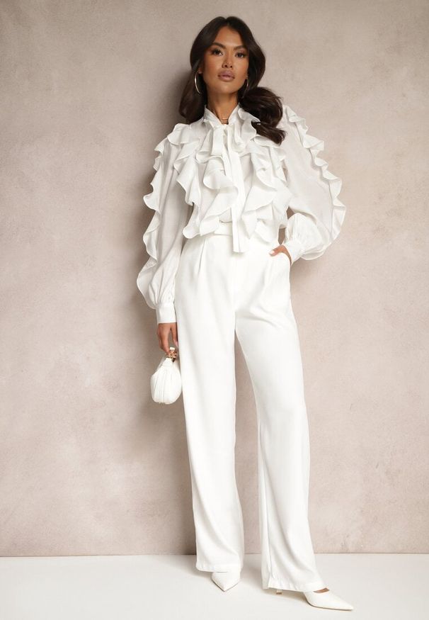 Renee - Biała Koszula Zdobiona Falbanami i Wiązaniem przy Szyi Ravissa. Okazja: na co dzień. Kolor: biały. Wzór: aplikacja. Sezon: wiosna, lato. Styl: casual, elegancki