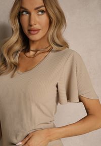 Renee - Ciemnobeżowa Bluzka Ozdobiona Rozkloszowanymi Rękawami Sunetha. Okazja: na co dzień. Typ kołnierza: dekolt w kształcie V. Kolor: beżowy. Materiał: jeans. Wzór: aplikacja. Styl: casual, elegancki #4
