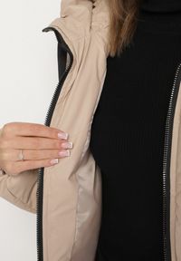 Born2be - Beżowa Pikowana Kurtka Puffer z Kapturem i Ozdobnymi Taśmami Relania. Okazja: na spacer, na co dzień. Typ kołnierza: kaptur. Kolor: złoty. Materiał: dzianina, skóra, poliester. Styl: casual #5