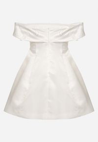 Born2be - Biała Satynowa Sukienka Hiszpanka Vices z Kwiatowymi Aplikacjami Fennalisa. Okazja: na ślub cywilny, na wesele, na imprezę. Typ kołnierza: dekolt hiszpanka. Kolor: biały. Materiał: satyna. Wzór: aplikacja, kwiaty. Sezon: lato #7