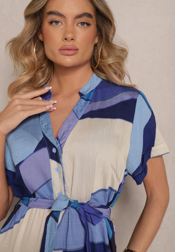 Renee - Niebieska Wiskozowa Sukienka Koszulowa z Paskiem w Geometryczny Print Falintia. Okazja: na co dzień. Typ kołnierza: dekolt w kształcie V. Kolor: niebieski. Materiał: wiskoza. Długość rękawa: krótki rękaw. Wzór: geometria, nadruk. Typ sukienki: koszulowe. Styl: klasyczny, casual