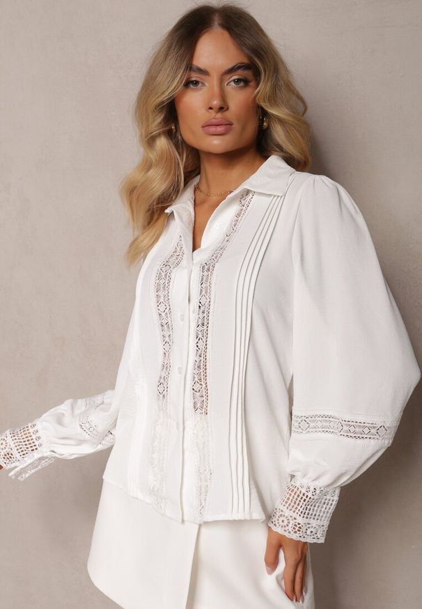 Renee - Biała Koronkowa Koszula z Długimi Rękawami Haya. Kolor: biały. Materiał: koronka. Długość rękawa: długi rękaw. Długość: długie. Styl: klasyczny