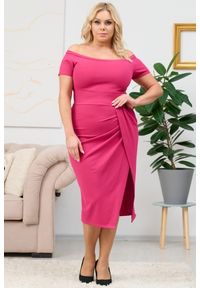 KARKO - Sukienka hiszpanka DELICJA long plus size efektowne rozcięcie malinowa PROMOCJA. Okazja: na karnawał, na spotkanie biznesowe, do pracy, na wesele, na studniówkę, na ślub cywilny. Typ kołnierza: dekolt hiszpanka. Kolekcja: plus size. Kolor: różowy. Materiał: skóra, dzianina, poliester, materiał, elastan. Długość rękawa: krótki rękaw. Typ sukienki: dla puszystych. Styl: klasyczny, biznesowy, wizytowy, elegancki. Długość: midi #1
