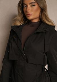 Renee - Czarna Kurtka Typu Parka z Kapturem o Klasycznym Kroju Tulania. Okazja: na co dzień, na spacer. Typ kołnierza: kaptur. Kolor: czarny. Materiał: jeans. Styl: klasyczny #5