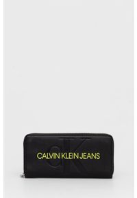 Calvin Klein Jeans Portfel damski kolor czarny. Kolor: czarny. Materiał: materiał. Wzór: gładki #1